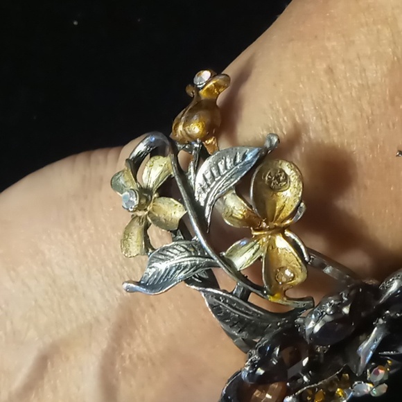 Amber color crystal flower clamper bracelet. Spring Hinged statement - Picture 6 of 9